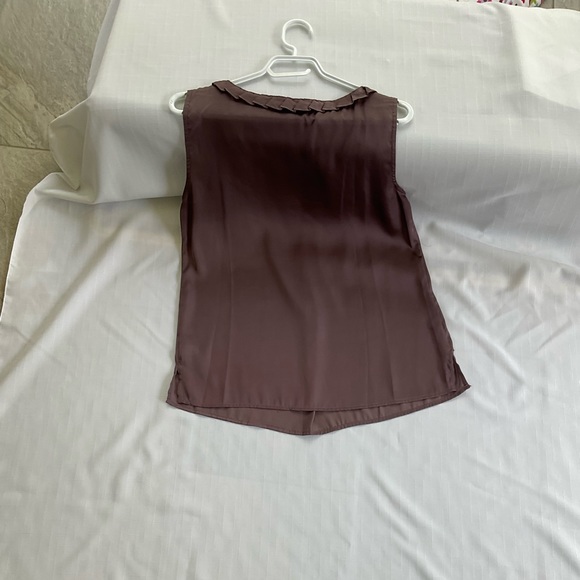 Sleeveless, lightweight, silky smooth blouse - Picture 3 of 5